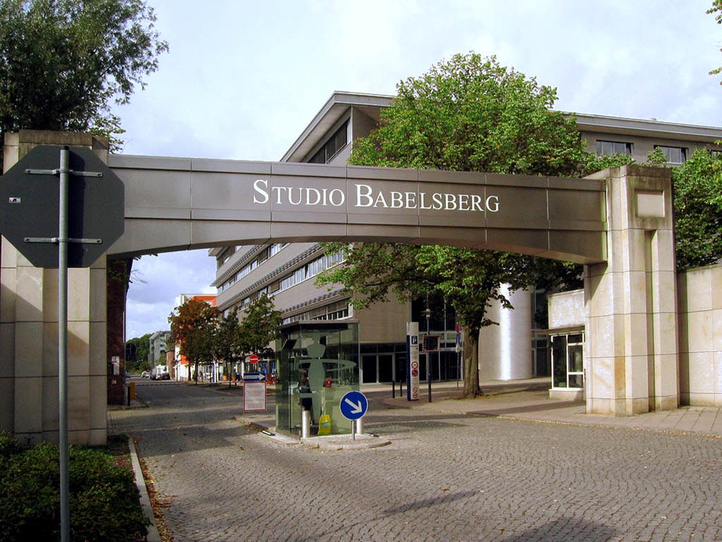 https://www.veVentano Referenz -Filmstudio_Babelsberg_Eingang -vom Wikimedia Commons